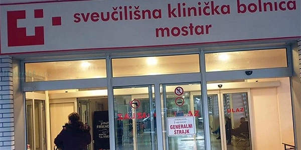 Sindikati zdravstvenih djelatnika ispred zgrade Vlade HNŽ-a iznose zahtjeve vlastima